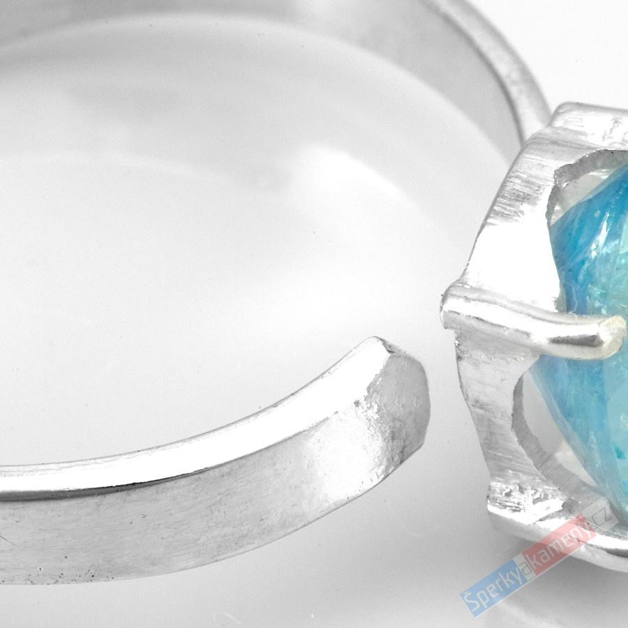 Stříbrný prsten (Ag 925/1000) s broušeným akvamarínem QA, vel. kamene cca 10 x 6 mm (AK1392R)