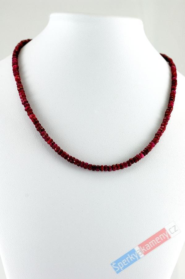 Náhrdelník z broušeného rubínu QAA, mírně nepravidelné čočky od cca 2x 2 až 4 x 5 mm, nádherná rubínová barva, stříbro Ag 925/1000 (RU3102B)