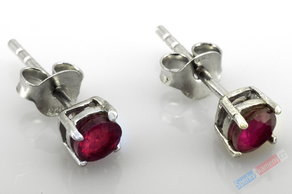Stříbrné náušnice (Ag 925/1000) s broušeným rubínem QAA, puzetky o prům. cca 5 mm (RU6051U)