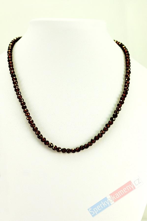 Náhrdelník z broušeného granátu almandin QA, kuličky cca 2 až 3 mm, nádherná barva, stříbro Ag 925/1000 (GR5450B)