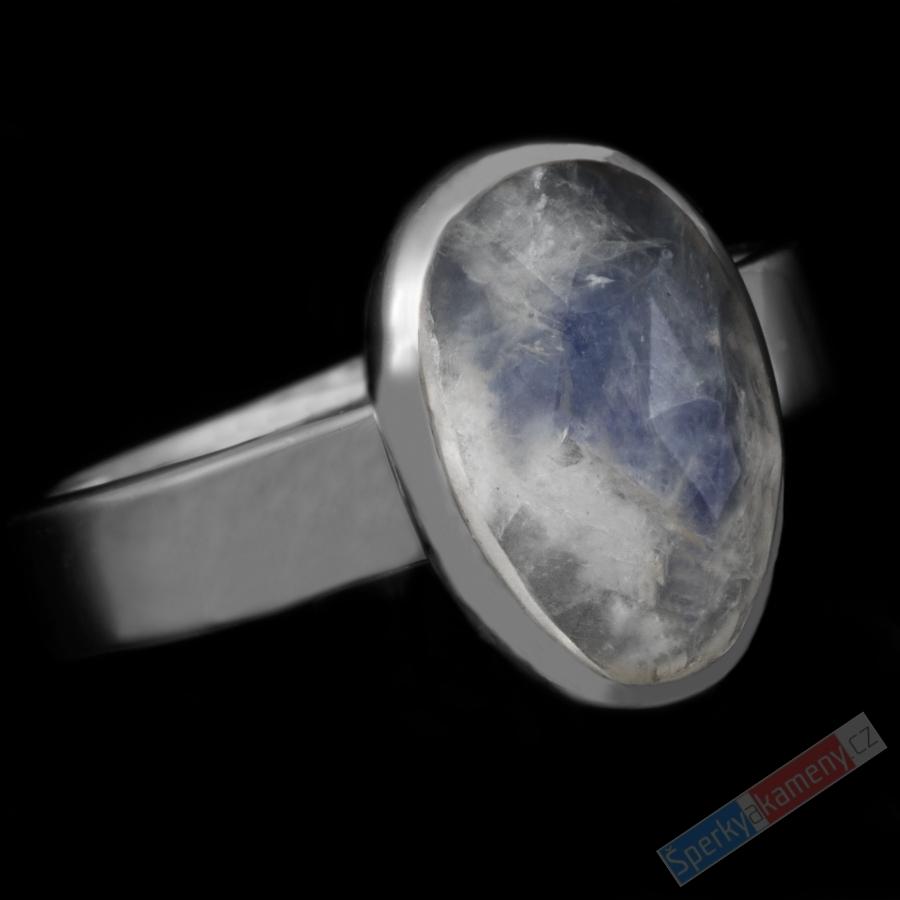 Stříbrný prsten (Ag 925/1000) s broušeným bílým měsíčním kamenem QAA, vel. kamene cca 15 x 10 mm (ME5151R)