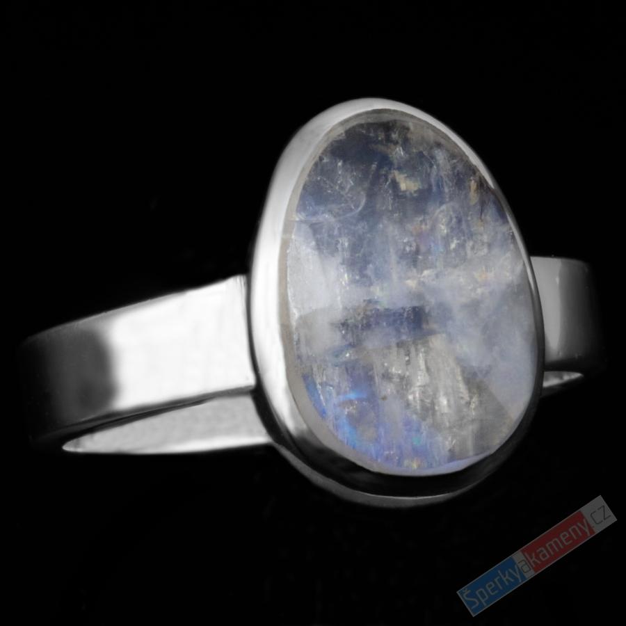 Stříbrný prsten (Ag 925/1000) s broušeným bílým měsíčním kamenem QAA, vel. kamene cca 15 x 11 mm (ME5148R)