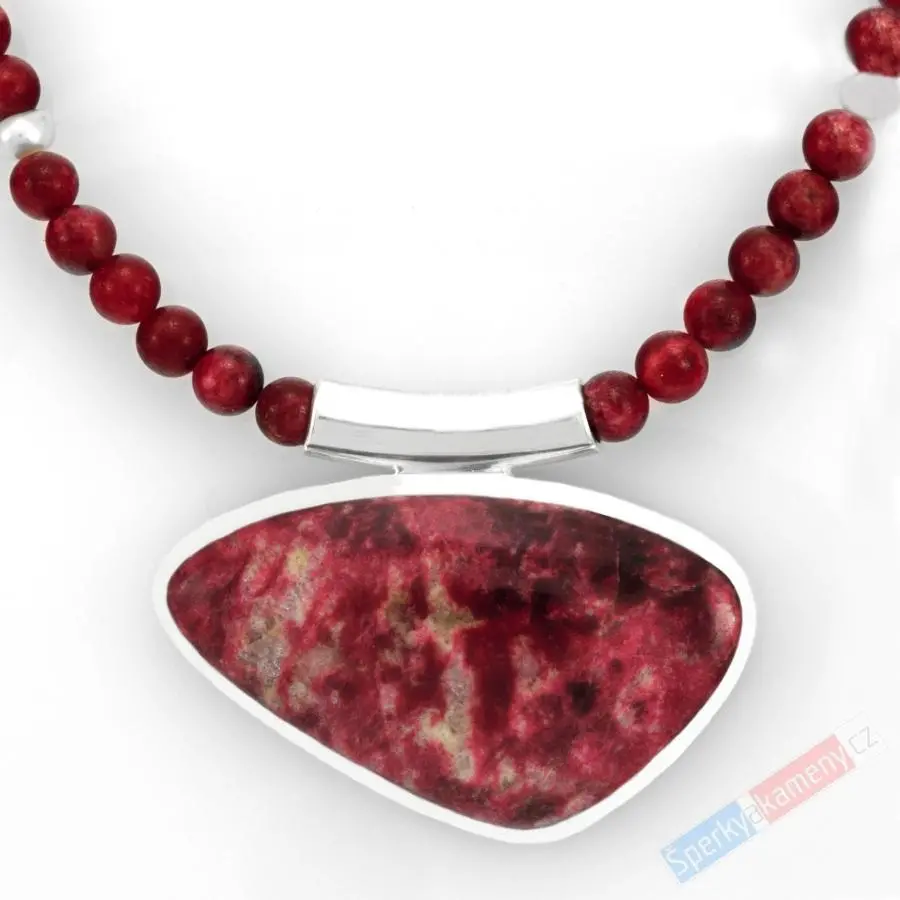 Originální náhrdelník v boho stylu z thulitu a bílých říčních perel s přívěskem QAA, stříbro Ag 925/1000, "země královny Maud IV", RARITA (THL1423S)
