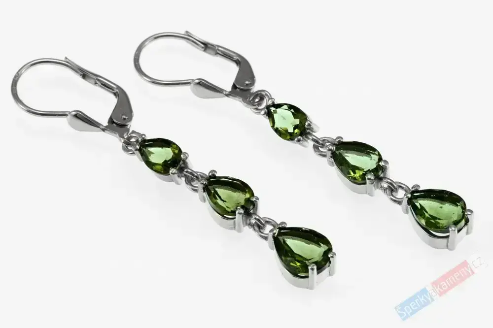 Stříbrné náušnice (rhodiované stříbro - Ag 925/1000) s vltavínem QA, závěs tří broušených kamenů o celk. délce cca 29 mm, "šperk pro princeznu ze srdce Evropy" (VL2807U)