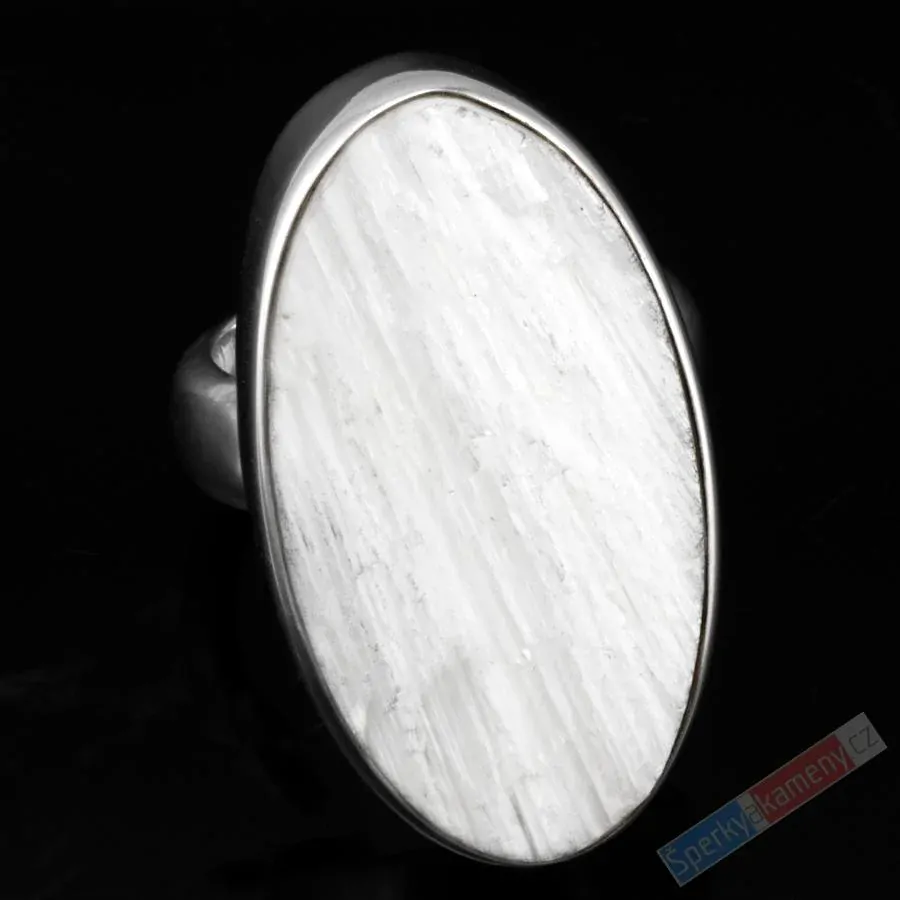 Velký stříbrný prsten (Ag 925/1000) s bílým skolecitem QA, vel. kamene cca 34 x 19 mm, vrchní strana z nebroušených přírodních krystalů, RARITA (SC1513R)