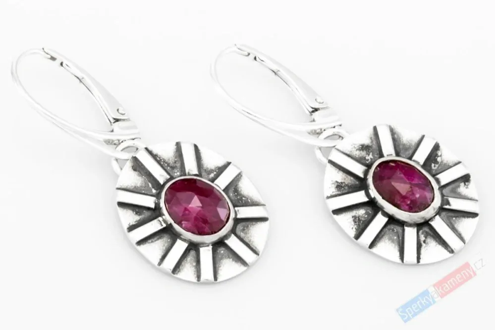 Originální stříbrné náušnice (Ag 925/1000) v boho stylu s broušeným rubínem QA, cca 18 x 15 mm (RU1936U)
