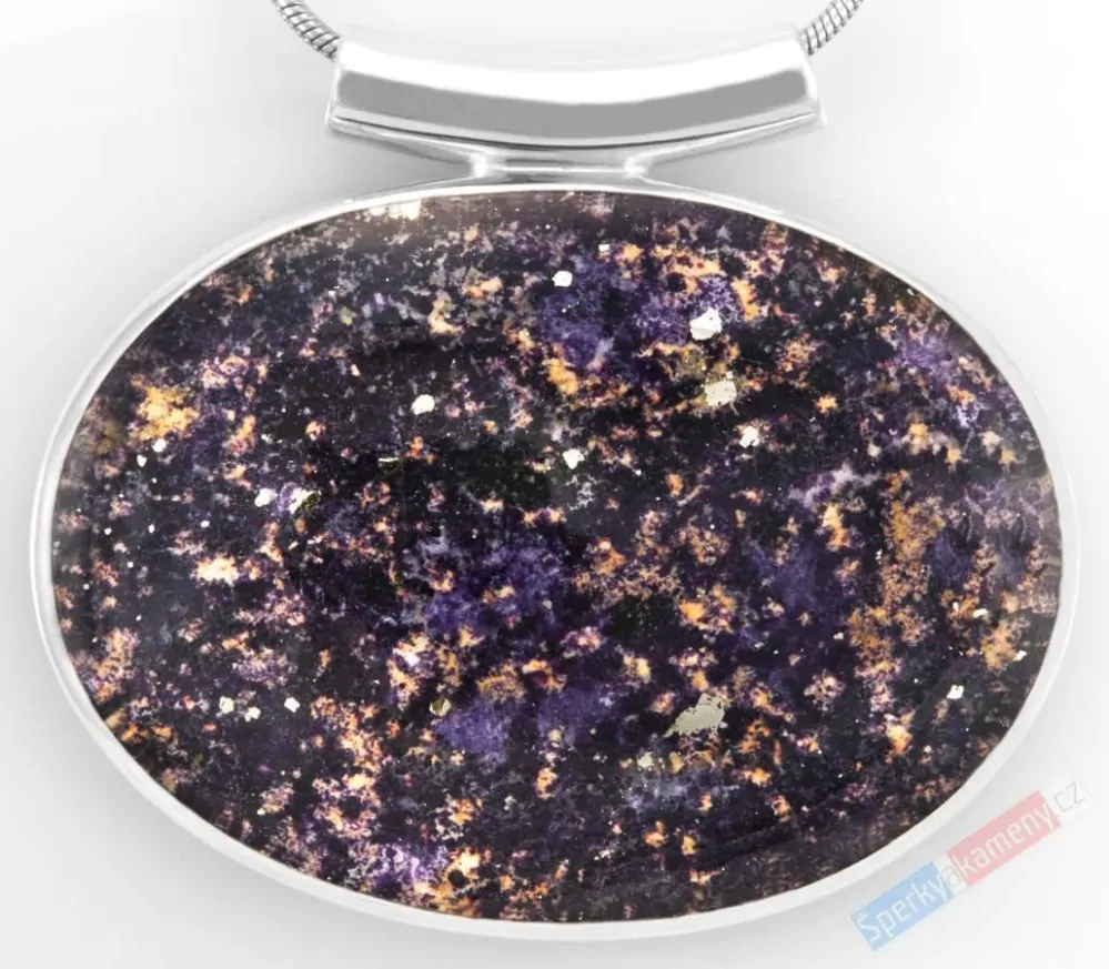 Větší stříbrný přívěsek (Ag 925/1000) s fenacitem prorostlým ve fluoritu s příměsí pyritu QA, ovál cca 33 x 46 mm, "galaxie slunce a hvězd", RARITA (FFP1694P)