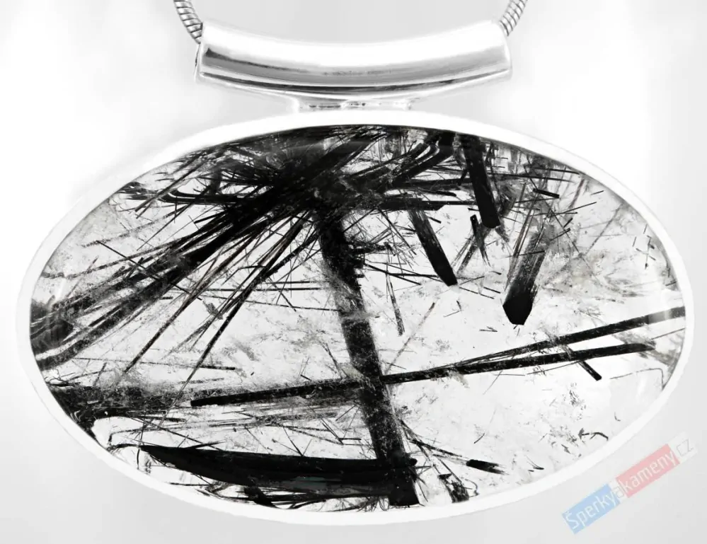 Větší stříbrný přívěsek (Ag 925/1000) s křišťálem prorostlým turmalínem skorylem QAA, ovál cca 29 x 46 mm, "ochrana proti negativní energii" (TK2119P)