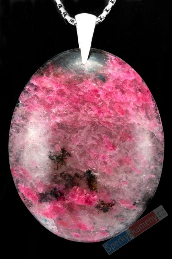 Větší přívěsek z madagaskarského rodonitu v křišťálu QA, široký ovál cca 48 x 38 mm, "kráska z Madagaskaru", RARITA (ROK7235P)