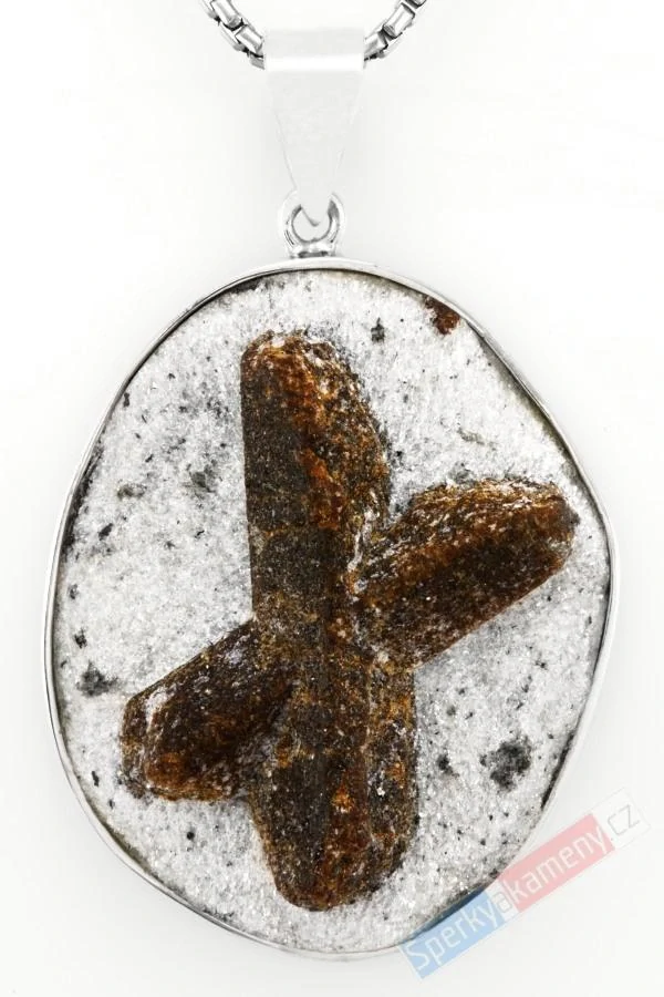 Větší stříbrný přívěsek (Ag 925/1000) se staurolitem QA, cca 42 x 34 mm, "ochranný kříž" (STA4501P)