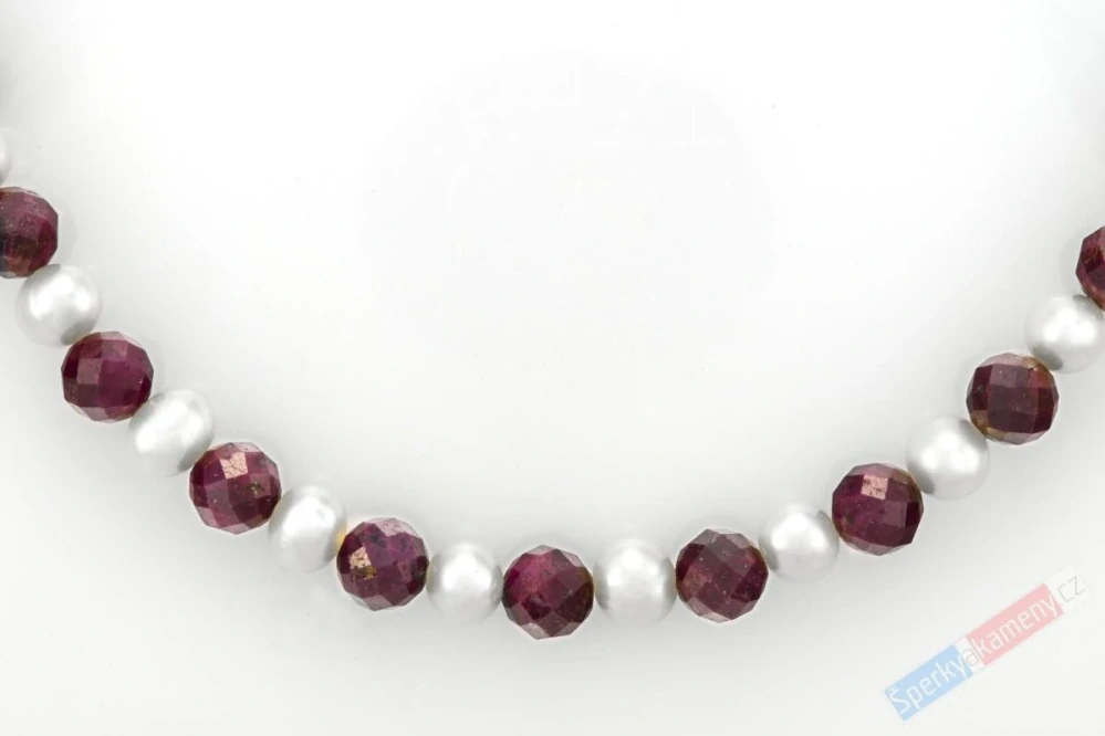 Náhrdelník v boho stylu z broušeného rubínu QA a bílých sladkovodních perel, cca 5 až 6 mm, stříbro Ag 925/1000, "šperk pro princeznu z Lakadivského moře" (RUP1694B)