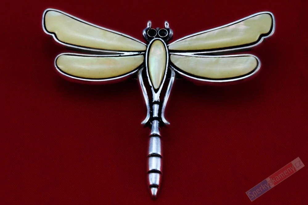 Brož z mléčné perleti ve tvaru vážky, cca 61 x 48 mm (BP851V)