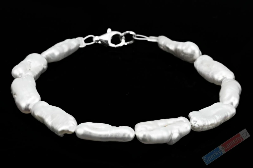 Minimalistický náramek z bílých sladkovodních perel QA, nepravidelné válečky, stříbro Ag 925/1000, "šperk pro mořskou vílu z Kantaberského moře" (PB4561NS)