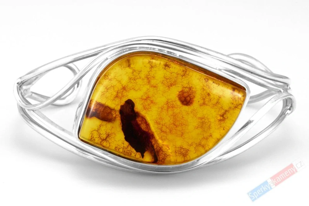 Originální stříbrný náramek (Ag 925/1000) s baltským jantarem QAA, velký kámen s prorosty cca 43 x 28 mm, "medová krajka ve stříbrném" (JA3610NS)
