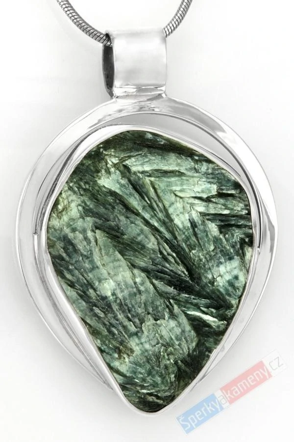 Větší unisex stříbrný přívěsek (Ag 925/1000) s přírodně ponechaným serafinitem QAA, obrácená kapka cca 40 x 32 mm, RARITA (SF1497P)