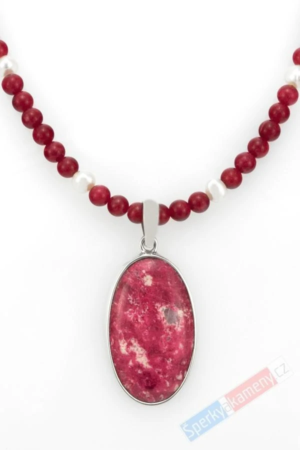 Originální náhrdelník v boho stylu z thulitu a bílých sladkovodních perel s přívěskem QAA, "šperk královny Maud", RARITA (THL1517S)