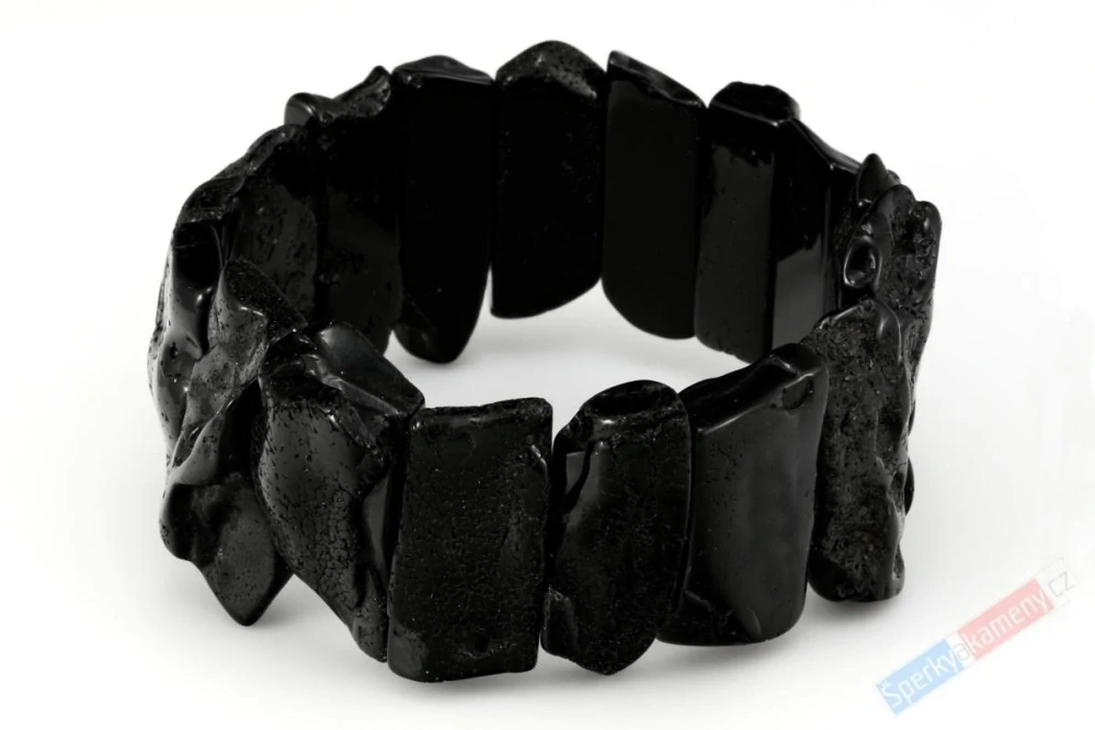 Originální náramek z neleštěného baltského jantaru QAA, plochý, nepravidelné dílky cca 29 až 32 mm x 13 až 16 mm, "věrný ochránce II" (JA1092NS)