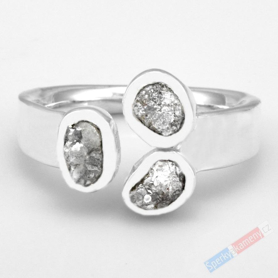 Originální stříbrný prsten (Ag 925/1000) se třemi surovými diamanty QA, kameny o velikosti cca 6 až 8 mm, POUZE VELIKOST 59/60, "prsten pro princeznu z diamantových skal" (DA2118R)