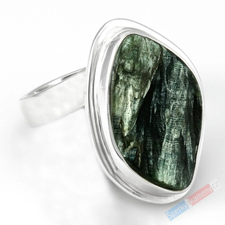 Velký stříbrný prsten (Ag 925/1000) s přírodně ponechaným serafinitem QAA, vel. kamene cca 28 x 19 mm, VELIKOST 59/60, RARITA (SF1325R)