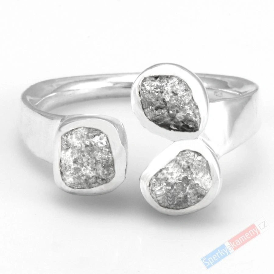 Originální stříbrný prsten (Ag 925/1000) se třemi surovými diamanty QA, kameny o velikosti cca 7 x 8 mm, POUZE VELIKOST 58/59, "prsten pro princeznu z diamantových skal" (DA2723R)