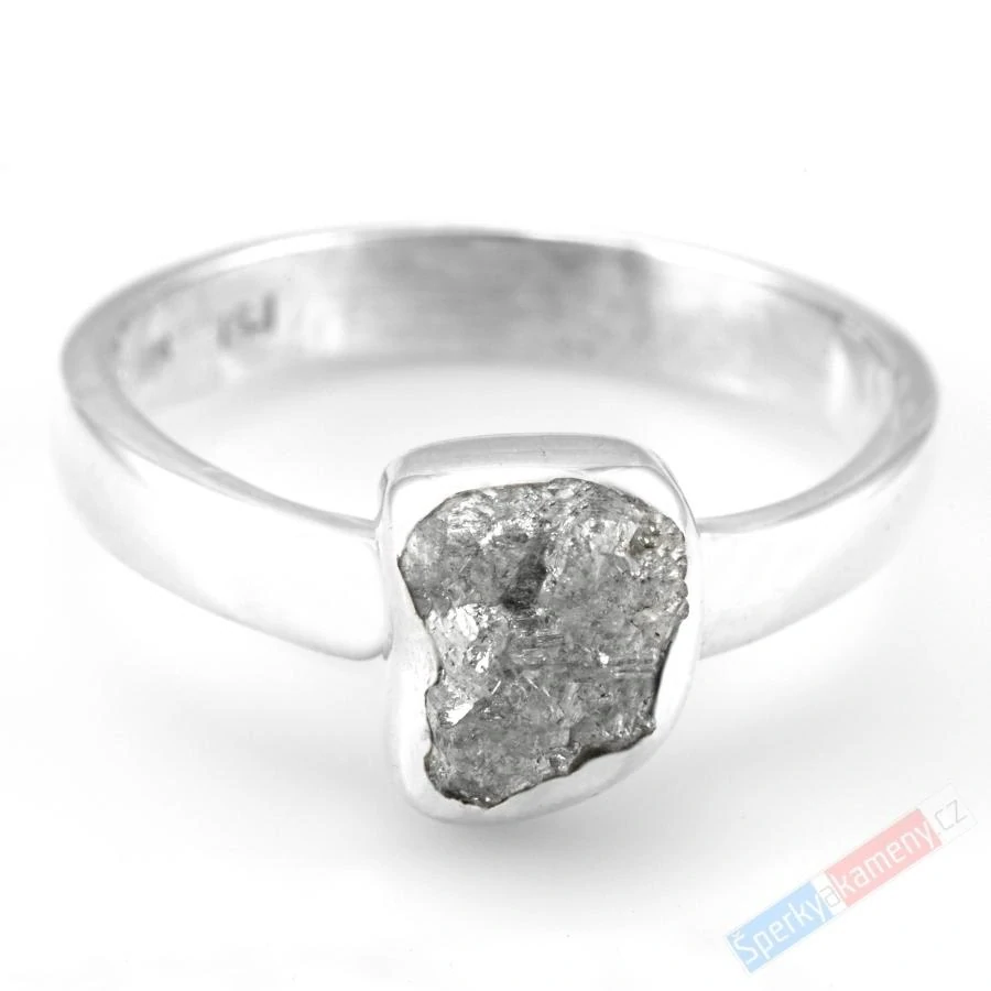 Stříbrný prsten se surovým diamantem