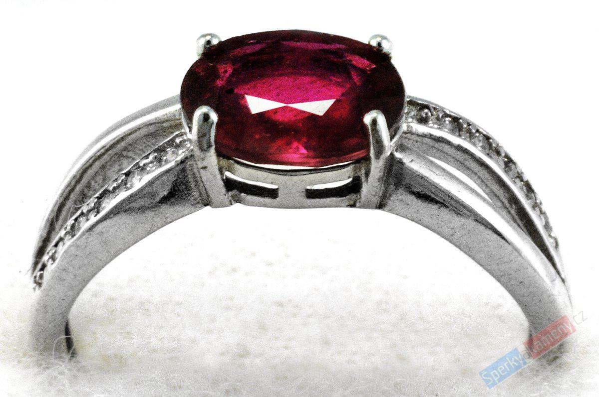 Stříbrný prsten (Ag 925/1000) s broušeným rubínem QAA, vel. kamene cca 6 x 8 mm (RU1101R)
