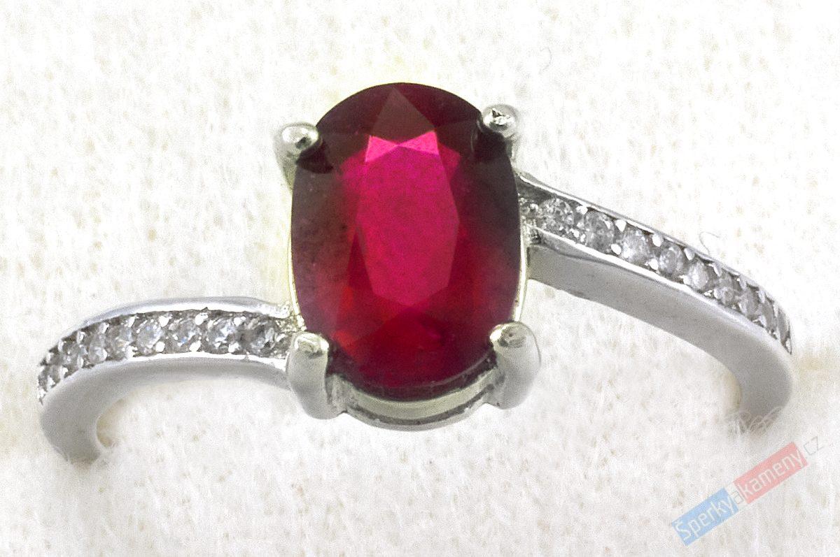 Stříbrný prsten (Ag 925/1000) s broušeným rubínem QAA, vel. kamene cca 8 x 6 mm (RU1200R)