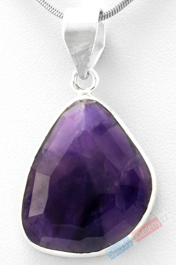 Stříbrný přívěšek (Ag 925/1000) s broušeným tmavě fialovým ametystem QA, nepravidelná kapka cca 28 x 24 mm (AM515P)