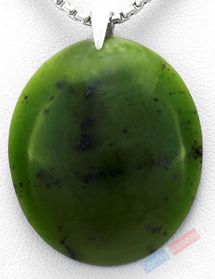 Přívěšek z pravého nefritu QA, široký ovál cca 33 x 28 mm, rhodiované stříbro Ag 925/1000 (NE3901P)