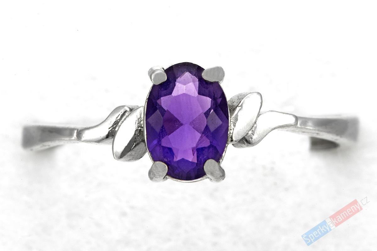 Stříbrný prsten (Ag 925/1000) s broušeným tmavším ametystem QA, vel. kamene cca 7 x 5 mm (AM5144R)