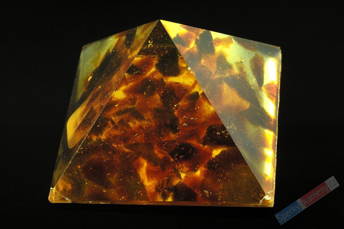 Pyramida z jantaru, vel. cca 35 mm x 28 mm (JA181J)