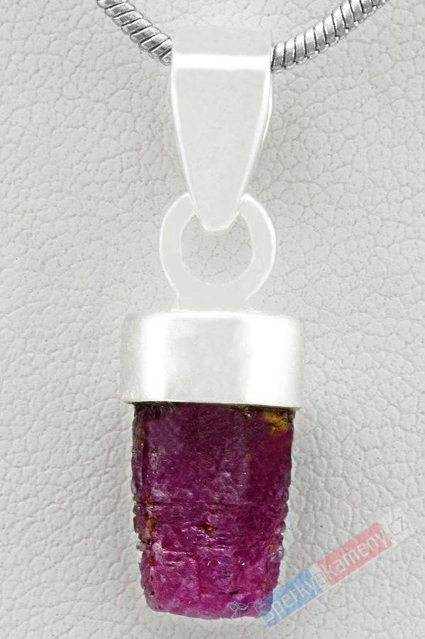 Stříbrný přívěsek (Ag 925/1000) s přírodním rubínem QA, cca 13 x 7 mm (RU3634P)