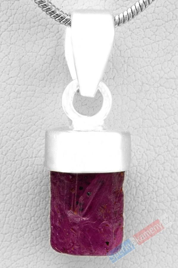 Stříbrný přívěsek (Ag 925/1000) s přírodním rubínem QA, cca 13 x 7 mm (RU3636P)