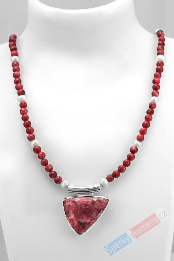 Originální náhrdelník v boho stylu z thulitu a bílých perel s přívěskem QAA, stříbro Ag 925/1000, "Země královny Maud", RARITA (THL1331S)