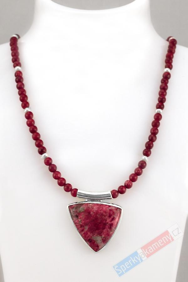 Originální náhrdelník v boho stylu z thulitu a bílých říčních perel s přívěskem QAA, stříbro Ag 925/1000, "země královny Maud III", RARITA (THL1422S)