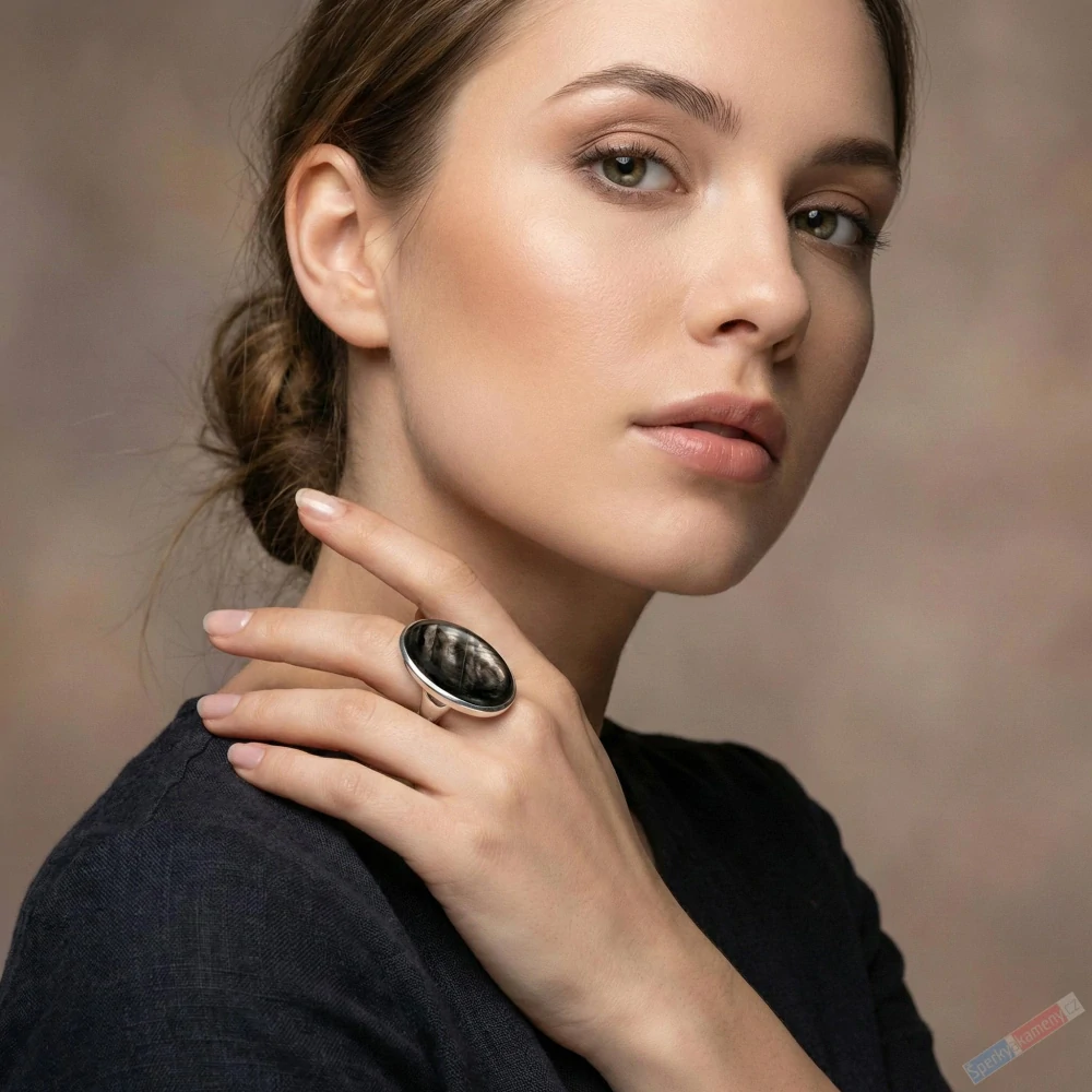 Velký stříbrný prsten (Ag 925/1000) s hyperstenem QAA, vel. kamene cca 33 x 23 mm (HY1028R) 