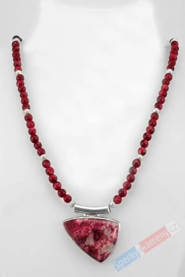 Originální náhrdelník v boho stylu z thulitu a bílých říčních perel s přívěskem QAA, stříbro Ag 925/1000, "země královny Maud V", RARITA (THL1333S)