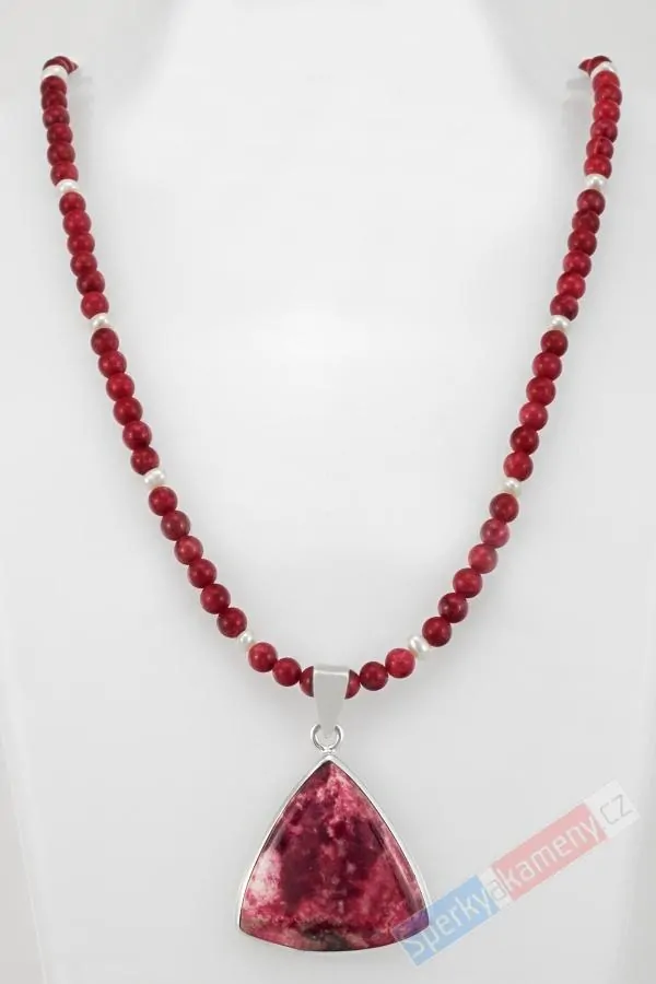 Originální náhrdelník v boho stylu z thulitu a bílých říčních perel s přívěskem QAA, stříbro Ag 925/1000, "země královny Maud VI", RARITA (THL1334S)