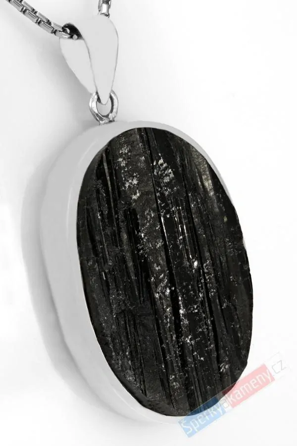 Větší stříbrný přívěsek (Ag 925/1000) s turmalínem skorylem QAA, přírodní krystal cca 43 x 29 mm, "ochranný štít proti negativní energii" (TU1214P)