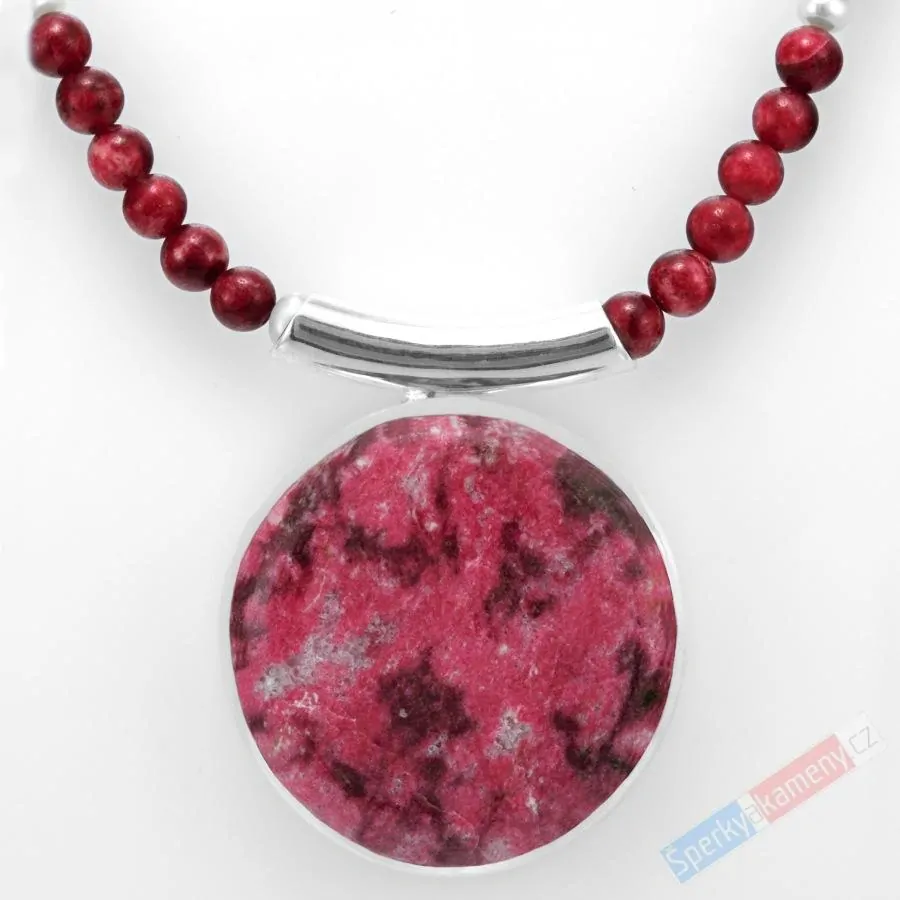 Originální náhrdelník v boho stylu z thulitu a bílých říčních perel s přívěskem QAA, stříbro Ag 925/1000, "země královny Maud VII", RARITA (THL1512S)