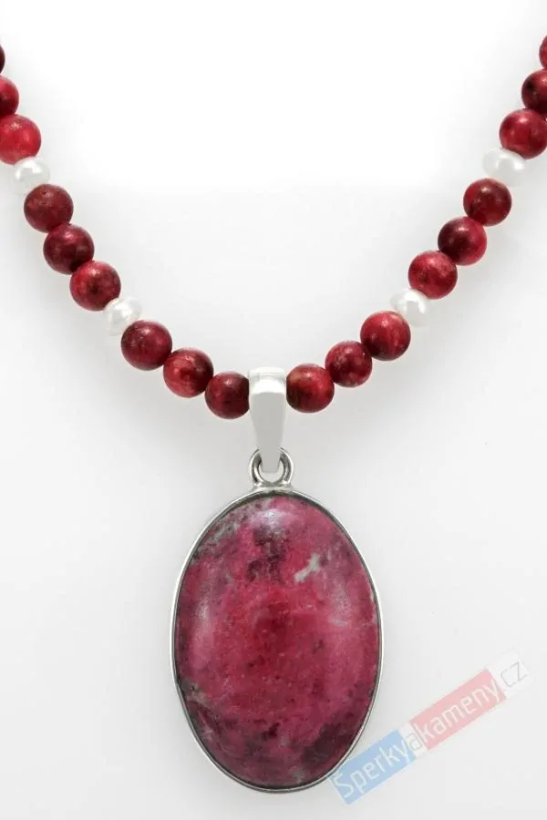 Originální náhrdelník v boho stylu z thulitu a bílých říčních perel s přívěskem QAA, stříbro Ag 925/1000, "země královny Maud VIII", RARITA (THL1335S)