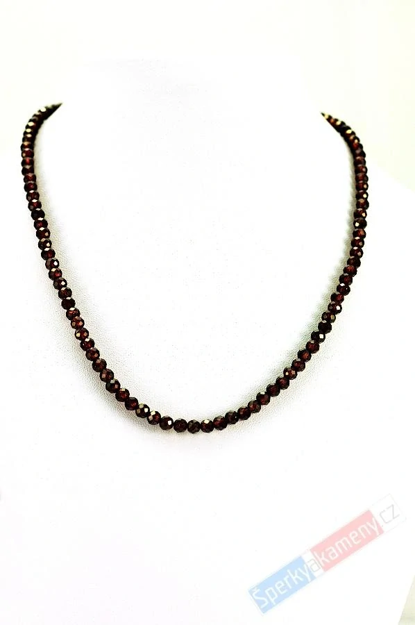 Náhrdelník z broušeného granátu almandin QA,mírně nepravidel-kuličky cca 3 mm, stříbro Ag 925/1000, nádherná barva (GR4236B)