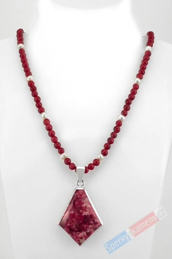 Originální náhrdelník v boho stylu z thulitu a bílých sladkovodních perel s přívěskem QAA, stříbro Ag 925/1000, "země královny Maud IX", RARITA (THL1573S)