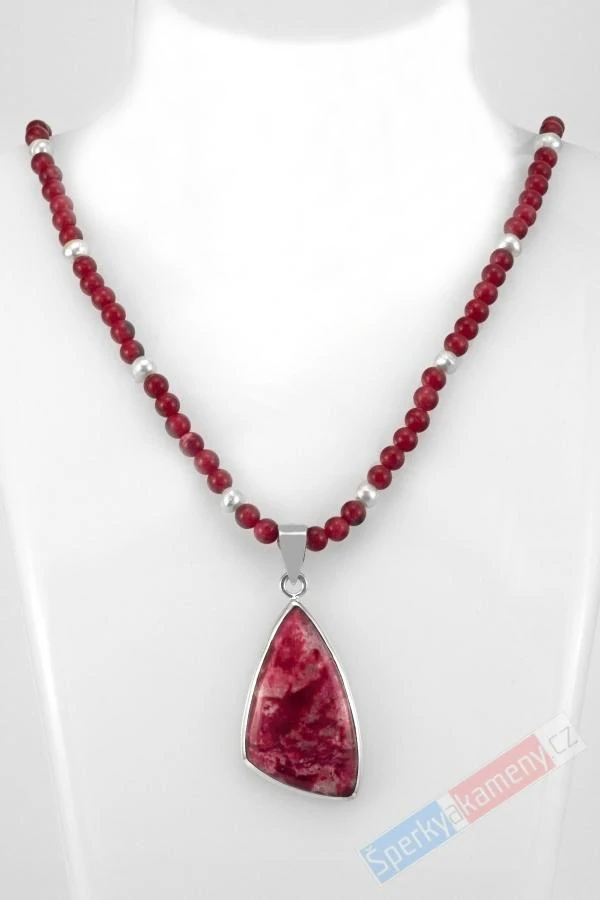 Originální náhrdelník v boho stylu z thulitu a bílých říčních perel s přívěskem QAA, stříbro Ag 925/1000, "země královny Maud XI", RARITA (THL1514S)