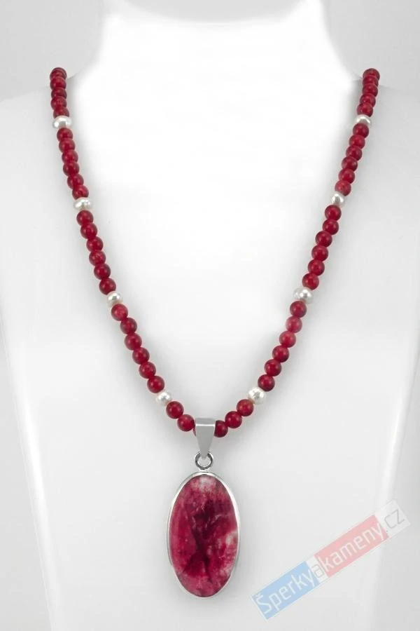 Originální náhrdelník v boho stylu z thulitu a bílých sladkovodních perel s přívěskem QAA, stříbro Ag 925/1000, "země královny Maud XII", RARITA (THL1515S)