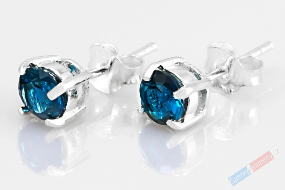 Stříbrné náušnice (Ag 925/1000) s broušeným London Blue topazem QA, puzetky prům. cca 5 mm (TP6055U)