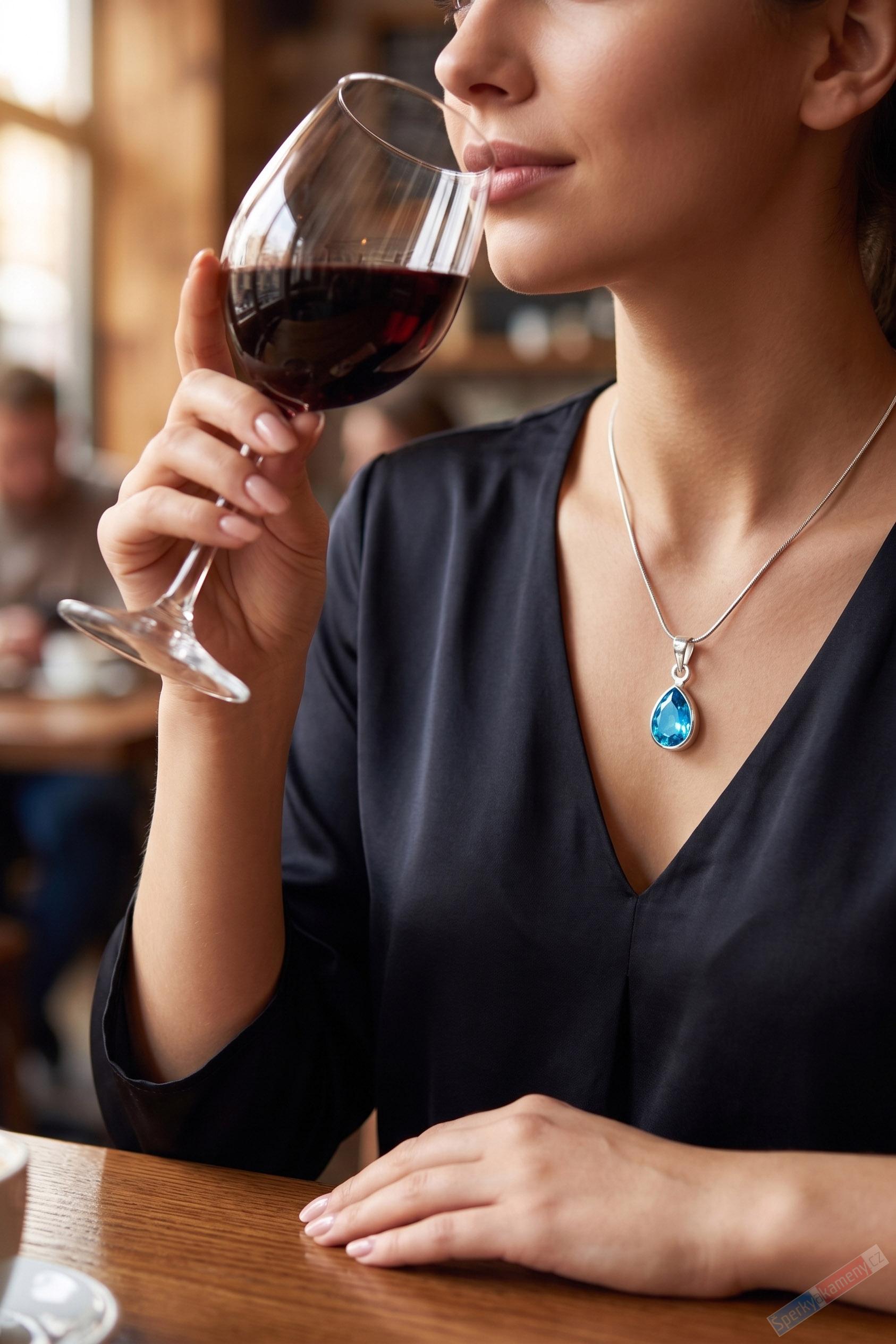 Minimalistický stříbrný přívěsek (Ag 925/1000) s broušeným Swiss Blue topazem QA, kapka cca 11 mm (TP7263P)