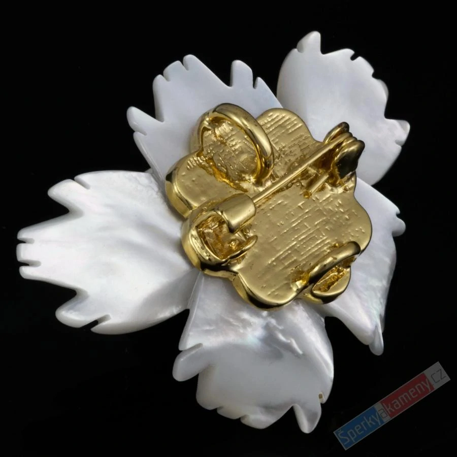 Brož z perleti ve tvaru květiny, cca 40 x 32 mm (BP151Z)