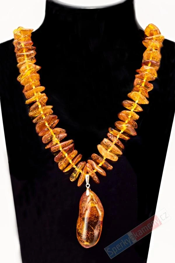 Originální provazovaný náhrdelník z jantaru s přívěskem QA, Ag 925/1000, "království plné medu" (JA7562S)