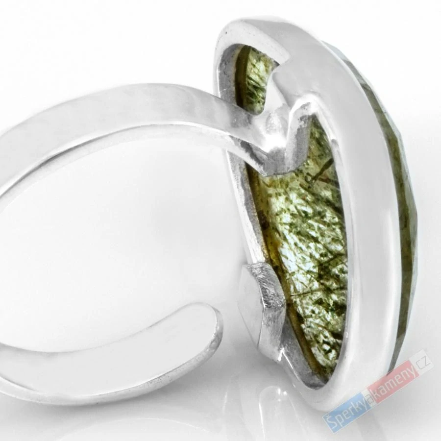 Stříbrný prsten (Ag 925/1000) s broušeným křišťále prorostlým epidotem QA, vel. kamene cca 27 x 21 mm, "ochránce srdce IV" (TV1029R)